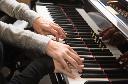 Die Hände von Hilary Swank und Emmy Rossum in dem Drama „Das Glück an meiner Seite“.  Foto: Verleih