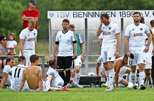 Betretene Gesichter bei den Spielern des TSV 1899 Benningen nach der Niederlage gegen Lomersheim. Foto: avanti