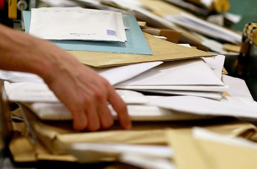 Ein Postbote im Kreis Böblingen soll 400 Briefe entsorgt haben. (Symbolbild) Foto: dpa