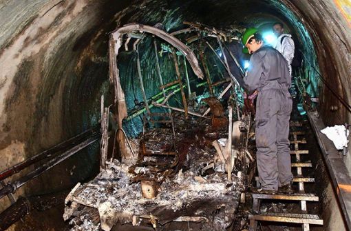 11. November 2000 am Kitzsteinhorn: Das Feuer im Tunnel hat die Seilbahn komplett zerstört. Foto: dpa/Franz Neumayr