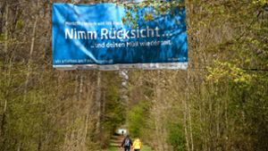 Banner im  Wald: Diese Aufforderung ist nicht zu übersehen. Foto: Lichtgut//Leif Piechowski