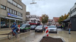 Typsche Situation, aufgenommen  im Nieselregen vor zwei Tagen  auf der Fellbacher Straße in Schmiden: eine Radfahrerin, dahinter manch ungeduldiger Autofahrer. Foto: Patricia Sigerist