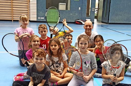 Oliver Westphal im Kreis seiner Tennisspielerinnen und Tennisspieler. Foto: TCO