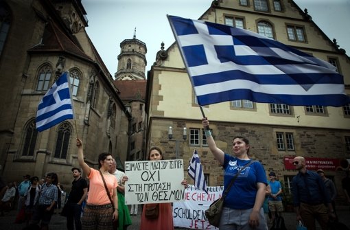 Rund fünfhundert Menschen demonstrierten in Stuttgart ihre Solidarität mit Griechenland Foto: Lichtgut/Achim Zweygarth