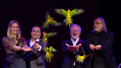 Die farbenprächtige Papageienshow hat die Gäste in der Manege begeistert. Foto: Andreas Essig/essigfoto.de