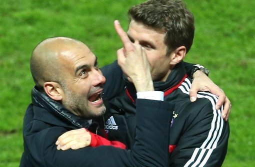 Bayern-Coach Pep Guardiola (links, mit Thomas Müller) will den Einzug ins Champions-League-Halbfinale perfekt machen. Foto: dpa