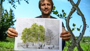 Ferdinand Ludwig zeigt einen Entwurf. Rechts kann man  zwei Bäume sehen, die sich miteinander verbunden haben. Foto: dpa/Peter Kneffel