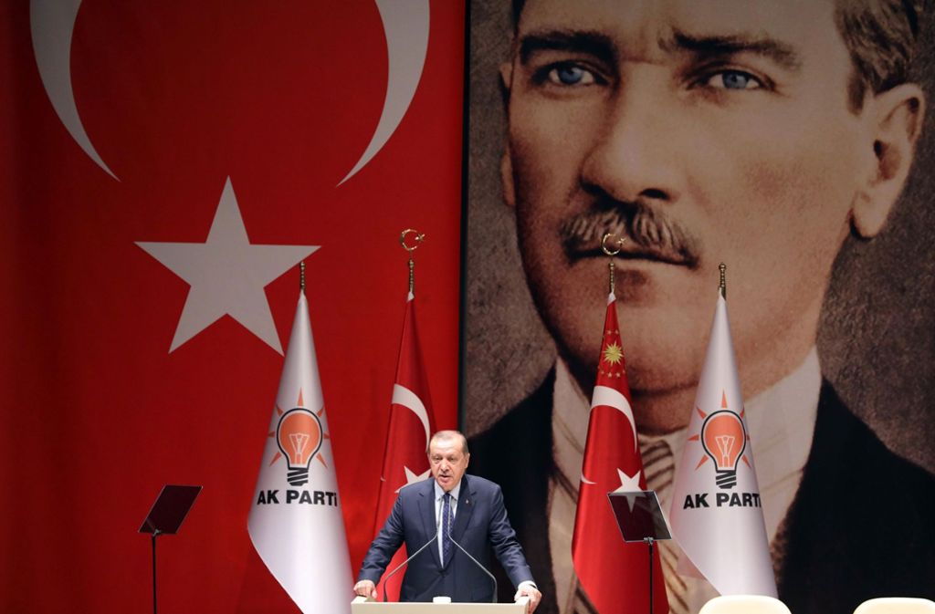 Erdogan beruft sich zwar immer wieder auf Atatürk, den Gründer der modernen, demokratischen Türkei, doch mit seinem radikalen Vorgehen schraubt er dessen Errungenschaften immer weiter zuück.