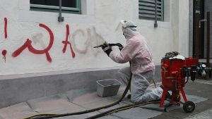 Graffiti wird entfernt