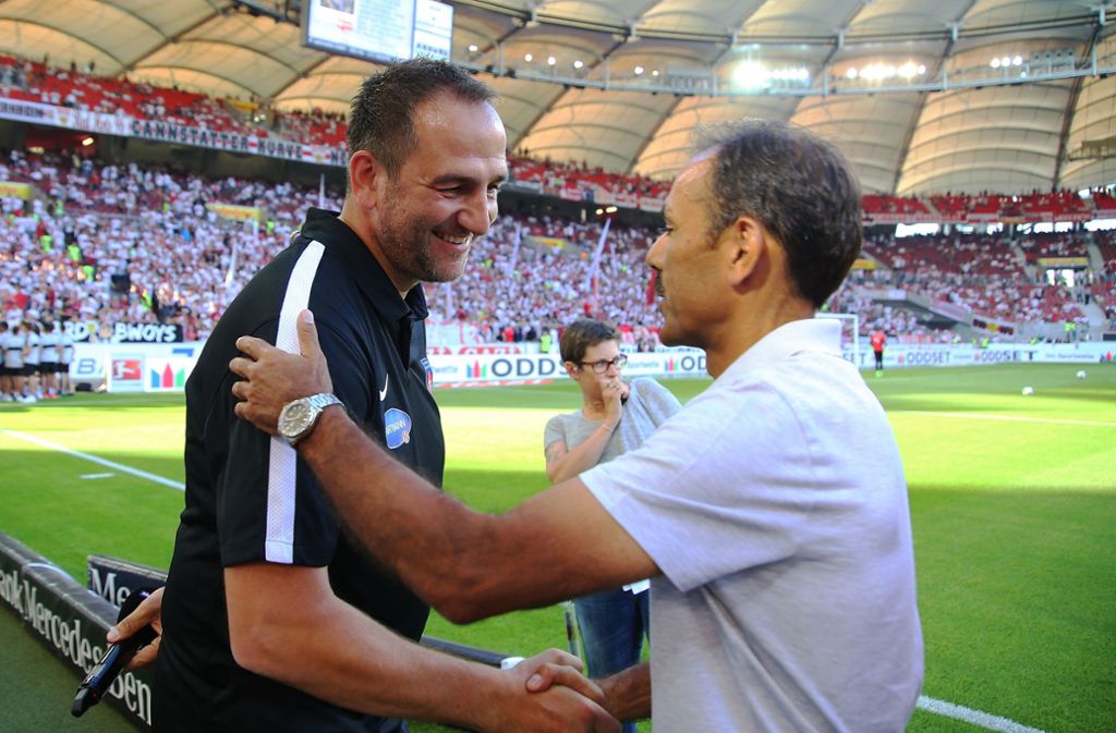 Vor der Partie am 9. September 2016 war die Laune bei beiden Trainern noch bestens: Heidenheims Frank Schmidt (li.) begrüßt den damaligen VfB-Coach Jos Luhukay.