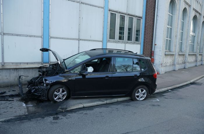 Unfall in Göppingen: Betrunkener rast auf Gehweg – Frau schwer verletzt