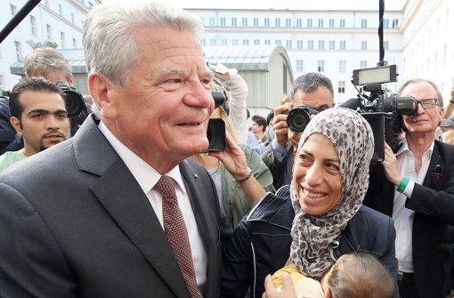 Bundespräsident Joachim Gauck besucht die Flüchtlingsunterkunft im ehemaligen Rathaus in Berlin-Wilmersdorf. Foto: dpa