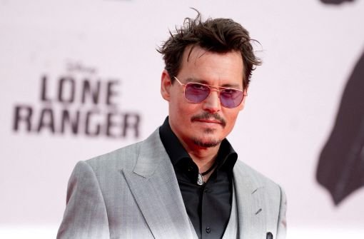 Johnny Depp hat das Piratentuch abgelegt. Zur Deutschlandpremiere seines neuen Westerns war er am Freitagabend in Berlin. Und betonte Gemeinsamkeiten mit seiner Rolle - einem Indianer mit toter Krähe auf dem Kopf. Foto: dpa