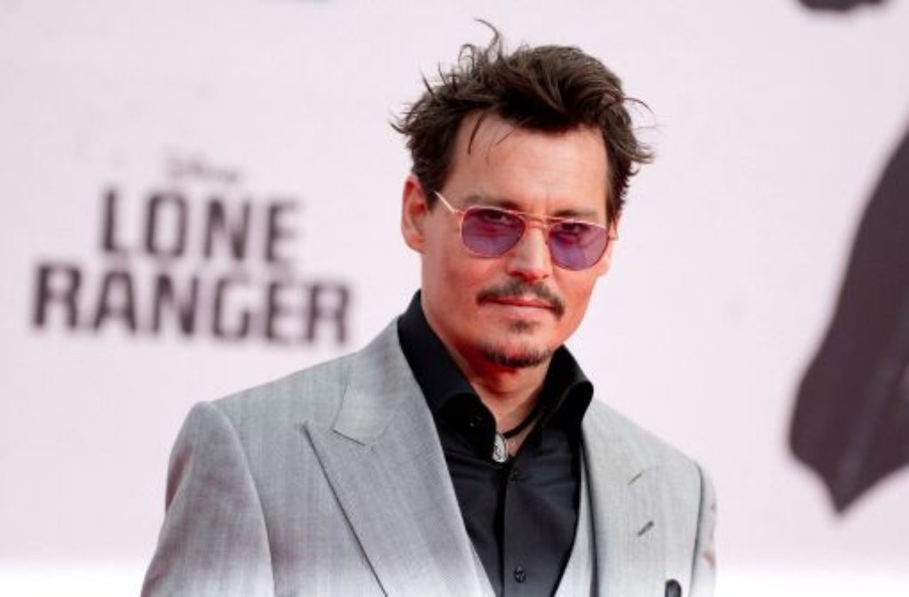Johnny Depp hat das Piratentuch abgelegt. Zur Deutschlandpremiere seines neuen Westerns war er am Freitagabend in Berlin. Und betonte Gemeinsamkeiten mit seiner Rolle - einem Indianer mit toter Krähe auf dem Kopf.