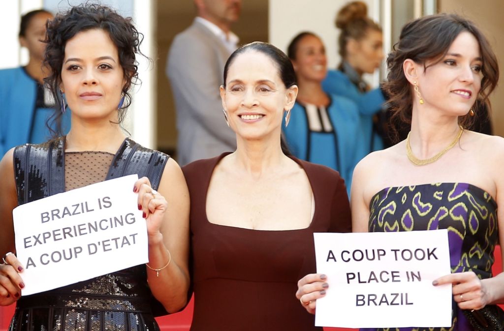 Die brasilianischen Schauspielerinnen Maeve Jinkings und Sonia Braga (von links) demonstrieren mit der Produzentin Emilie Lesclaux gegen die politischen Entwicklungen in Brasilien.