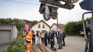 Im Juni 2019 startete das Kooperationsprojekt zum Glasfaserausbau in Reichenbach im Täle im Kreis Göppingen: die ersten Leitungen werden verlegt. Foto: Pressefoto Horst Rudel/Horst Rudel