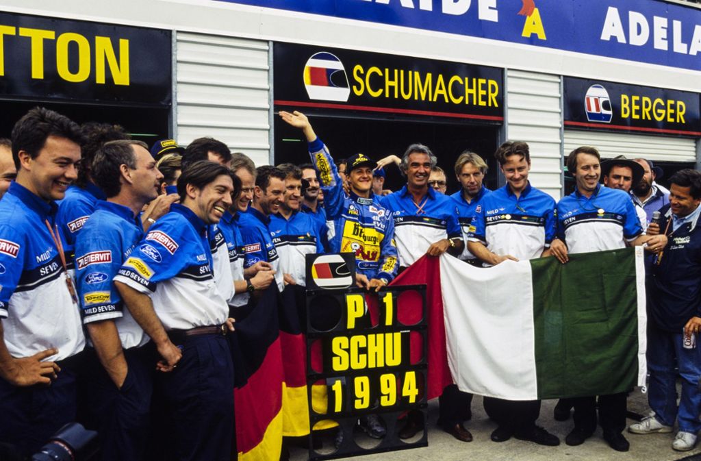 Michael Schumacher inmitten seiner Sieger-Truppe von 1994.