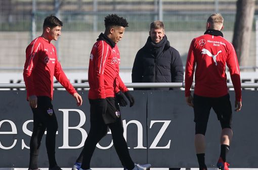 Nah dran an der Mannschaft: Thomas Hitzlsperger (2. v. re.), der neue Sportvorstand des VfB Stuttgart Foto: Pressefoto Baumann