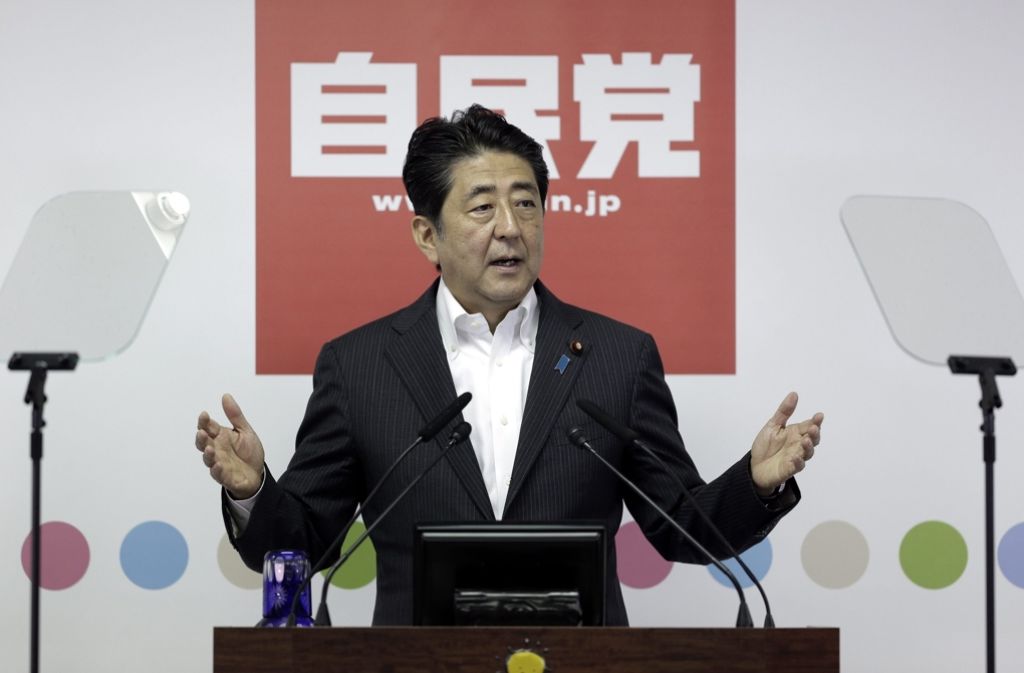 Nach einem deutlichen Wahlsieg seines Regierungslagers hat Japans rechtskonservativer Ministerpräsident Shinzo Abe zu einer Debatte über eine Revision der pazifistischen Verfassung aufgerufen. Foto: EPA