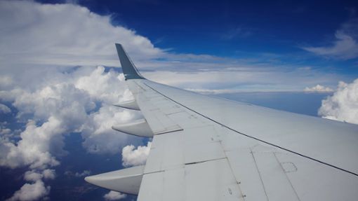 Über den Wolken: Nicht alle Flüge verlaufen ohne Unannehmlichkeiten. (Symbolbild) Foto: IMAGO/CHROMORANGE/IMAGO/Claudia Nass