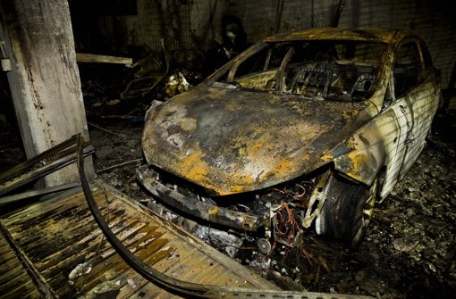 Zwölf Fahrzeuge brannten in der Silvesternacht komplett aus Foto: Lichtgut/Max Kovalenko