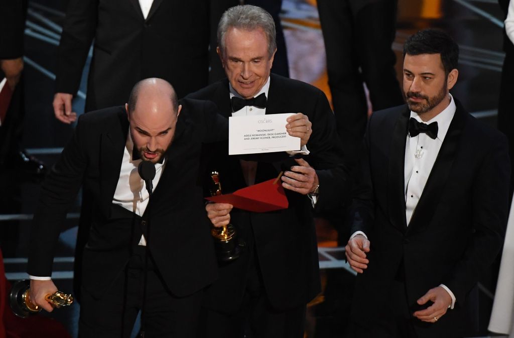 Laudator Warren Beatty sorgte für eine große Verwirrung bei den Oscars, als er den falschen Film verkündete.