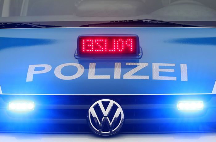 A 81 bei Ludwigsburg: Sprinter-Fahrer baut Unfall in Ausfahrt: 50.000 Euro Schaden