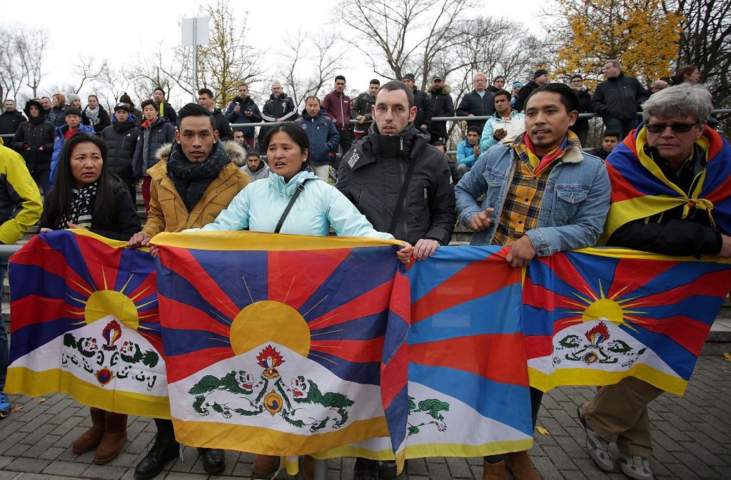 Die Proteste von Tibet-Aktivisten bei der Premiere der chinesischen U20-Kicker in Deutschland sorgen für Ärger. Foto: dpa