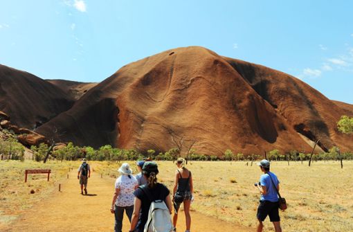 Der Uluru in Australien: In den Wochen vor dem Verbot kletterten noch Heerscharen auf das Heiligtum der Aborigines. Foto: AFP/Greg Wood