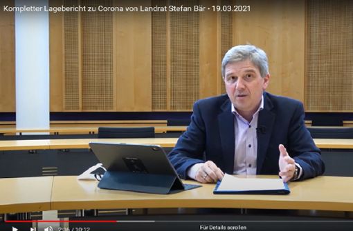 Der Tuttlinger Landrat Stefan Bär informiert wöchentlich per Videokonferenz die Presse über die neuen Coronazahlen in seinem Kreis. Screenshot: Wein