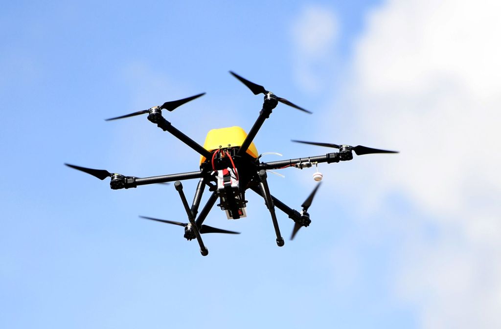 Eine  Multicopter-Drohne nimmt 2017 in Berlin an den Dronenmasters Dronathon teil.
