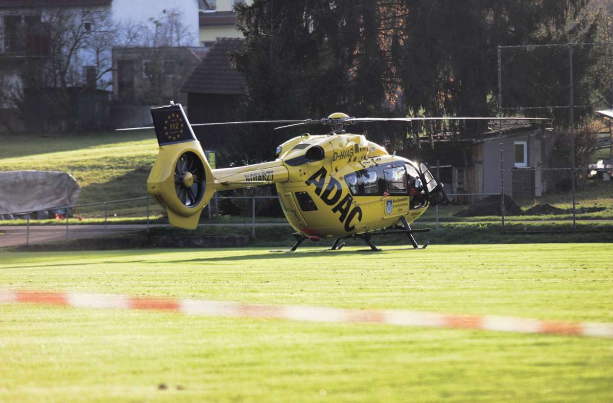 Ein Hubschrauber brachte den Schwerverletzten ins Krankenhaus.