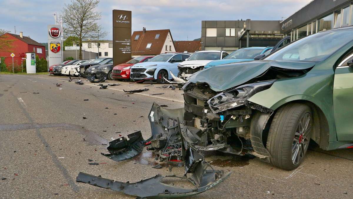 Leonberg: Sieben Neuwagen demoliert – Verursacher flieht zu Fuß