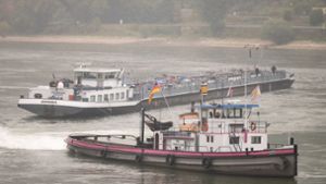 Tanker fährt sich im Rhein fest