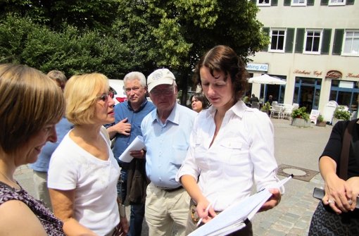 Stadtplanerin Dörte Meinerling (rechts) spricht mit der CDU-Bezirksbeirätin über Ideen und Wünsche. Foto: Steinert