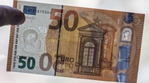 Vater und Sohn haben versucht, mit gefälschten 50-Euro-Scheinen zu betrügen (Symbolbild). Foto: dpa