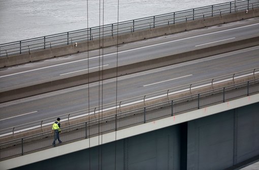 Sicherheitsmängel: Die Schiersteiner Brücke zwischen Wiesbaden und Mainz ist für Fahrzeuge und Fußgänger gesperrt worden.  Foto: dpa