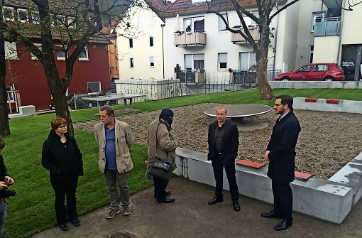 Kaum ist der Platz  von Amtsleiter Volker Schirner und Bezirksvorsteher Raiko Grieb eingeweiht (links), sind auch schon die ersten kleinen Besucher da (rechts). Foto: Nina Ayerle