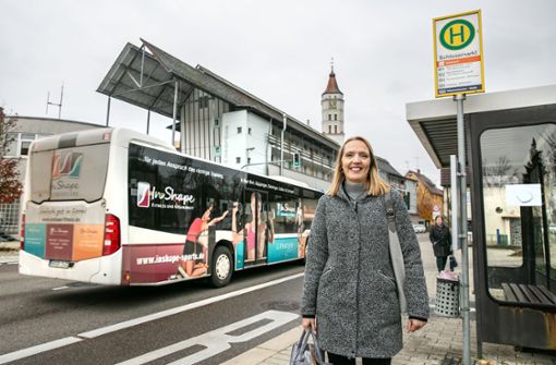 Pia Kröhnert auf dem Weg nach der Arbeit nach Hause – mit dem Bus auch abseits der ganz großen Pendlerstrecken. Foto: Ines Rudel/Ines Rudel