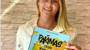 Janina  Müller aus Besigheim zeigt ihr neues Buch. Foto: Martin Tschepe