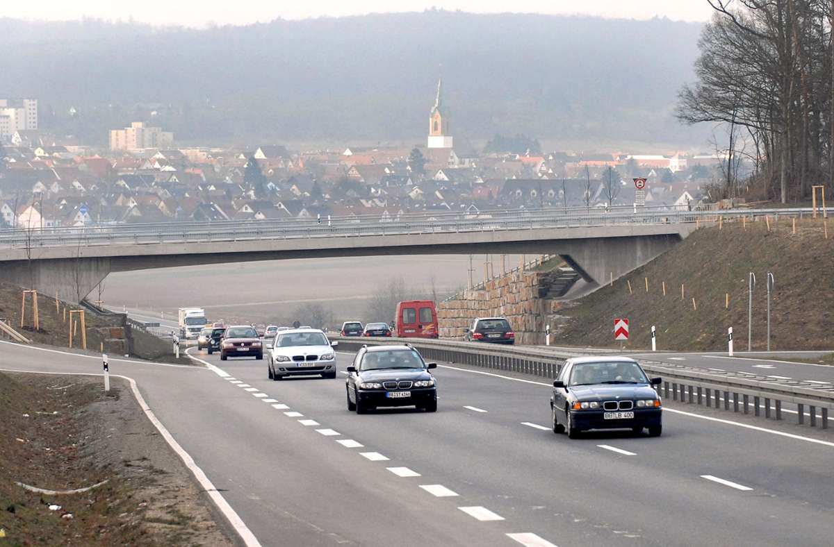 Zwischen Renningen und der Autobahnanschlussstelle wird der Asphaltbelag der Bundesstraße erneuert. Foto: /Bischof