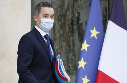 Frankreichs Innenminister Gérald Darmanin auf dem Weg zur Präsentation des neuen Gesetzentwurfes mit dem der Kampf gegen den Islamismus verstärkt werden soll. Foto: AFP/THOMAS COEX