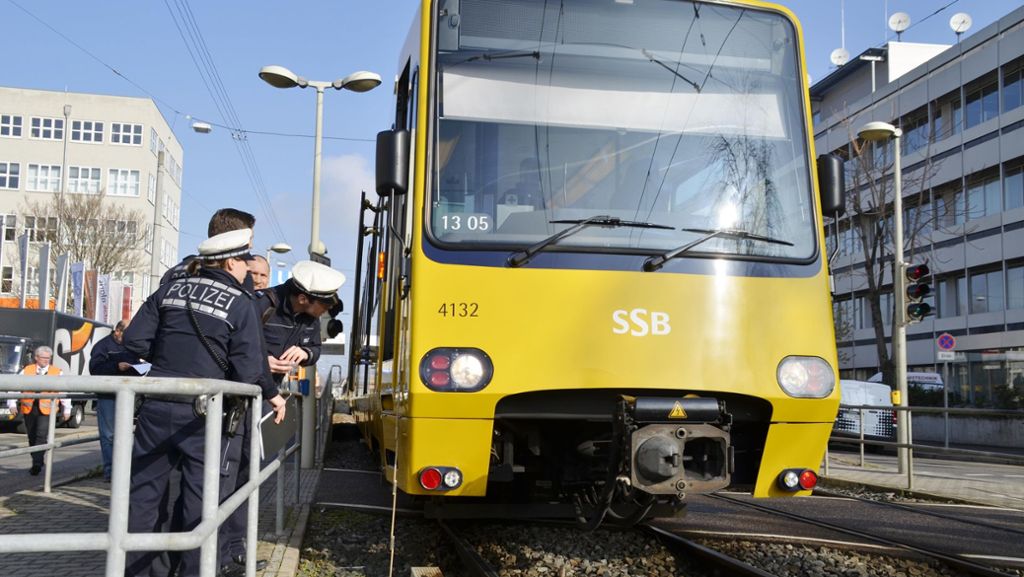 Stuttgart-Wangen: Stadtbahn prallt mit Fußgängerin zusammen