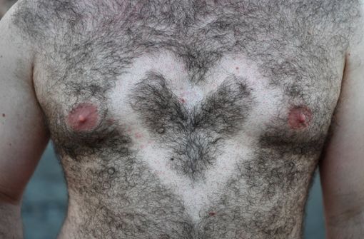 Mann mit einrasiertem Herz: Er scheint ein klarer Befürworter von  Brustbehaarung zu sein. Foto: dpa