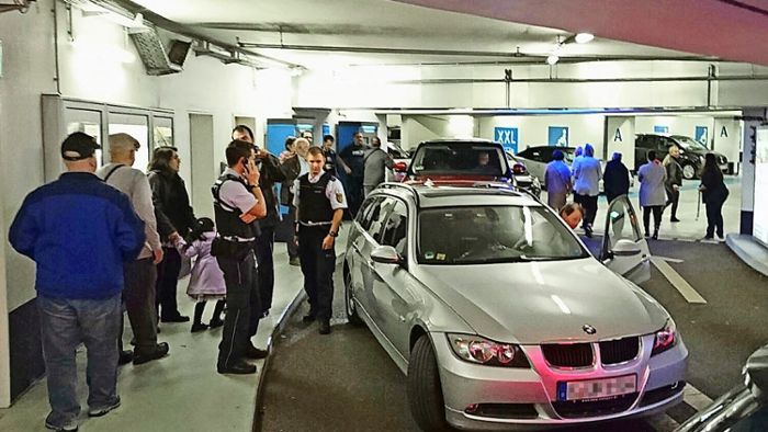 Polizei befreit Autofahrer aus dem Parkhaus