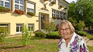 Luise Frohnmaier  vor der  ehemaligen Schule in Hirschlanden, die heute Verwaltungsstelle istAls die neue Schule stand, zog  der Kindergarten dort ein Foto: factum/Weise
