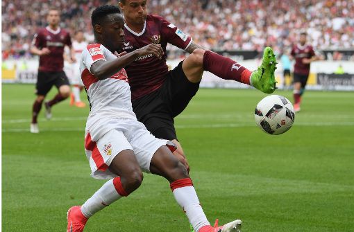 Im Spiel gegen Dynamo Dresden verletzte sich Carlos Mané am Knie. Foto: Bongarts