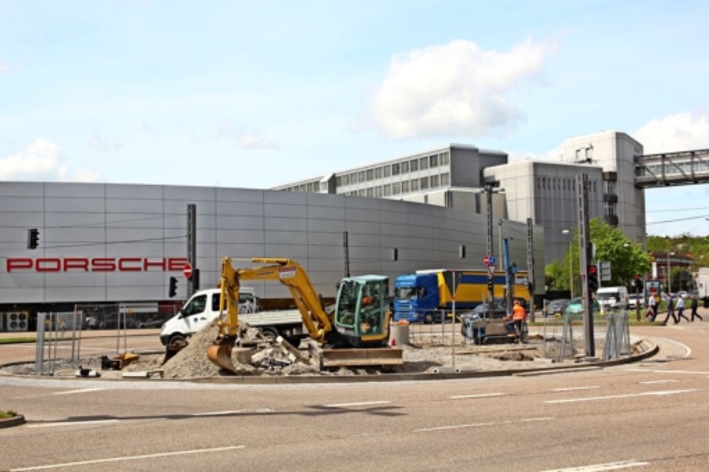 Momentan wird am Porscheplatz das Fundament für die Skulptur ausgehoben. Foto: Bernd Zeyer