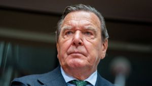 Altkanzler Gerhard Schröder ist seit seiner Kanzlerschaft mit dem russischen Präsidenten Wladimir Putin befreundet. Foto: Kay Nietfeld/dpa