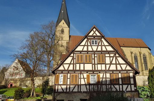 Alexanderkirche mit Fachwerkhaus  in Marbach. Foto: Dieter/Buck